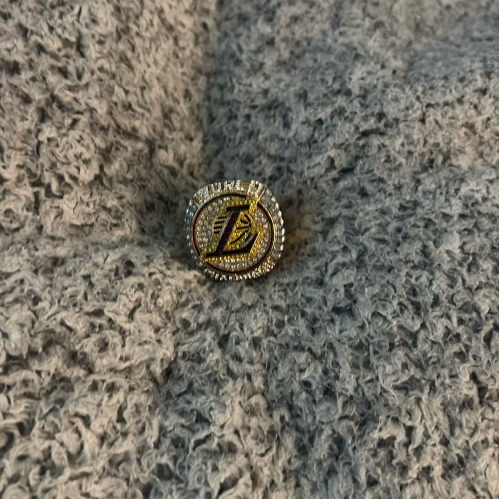Lakers championship ring (fake).